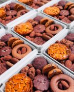 "チョコ味ばかりの米粉クッキー缶"

この缶に入るクッキーは全て米粉を使っています😋

粉の使い分けではなく、
バターの使い方(溶かしたり溶かさなかったり)を変えることで

サクホロッ

ザクっ

サク

など異なる食感を表現しました。

きび砂糖を使って、やさしい味わいに。

いやぁ、お菓子って本当に奥が深いですね。

作れば作るほど、

理科に近い世界
かつ体育会系要素があるなぁ

と感じています(￣▽￣)

楽しすぎて、ヌマってます🤭

こちらのクッキー缶、近日販売をする予定です。
亀スピードで準備をしているため準備が整い次第、ストーリーズを中心にお知らせします。
ご縁がありましたらお手に取って頂けると嬉しいです☺️
　

✼••┈┈┈┈••✼••┈┈┈┈••✼

レッスン情報はプロフィールトップのリンクよりご覧いただけます☻
@kyon_chocolate

▷このアカウントについて
チョコレート作りに関する情報を発信中。
材料2つで作れる濃厚チョコレートドリンクレシピや、レッスンの作品などを投稿しています。ぜひご覧ください☆

▷プロフィール
きょんちょこ(仙田 きょうこ)

チョコレート作りを独学で習得したのち、
"きょんちょこ"として、2017年にチョコレート教室を開講
米粉のお菓子教室もスタートします☻
3児の母(6y3y1y)

✼••┈┈┈┈••✼••┈┈┈┈••✼

#チョコレート 
#グルテンフリー 
#グルテンフリー焼き菓子 
#米粉スイーツ 
#米粉クッキー 
#お菓子教室東京